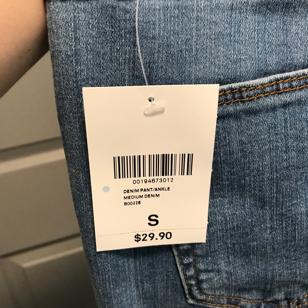 NEW. NWT DISTRESSED JEANS. Small. - Picture 2 of 7